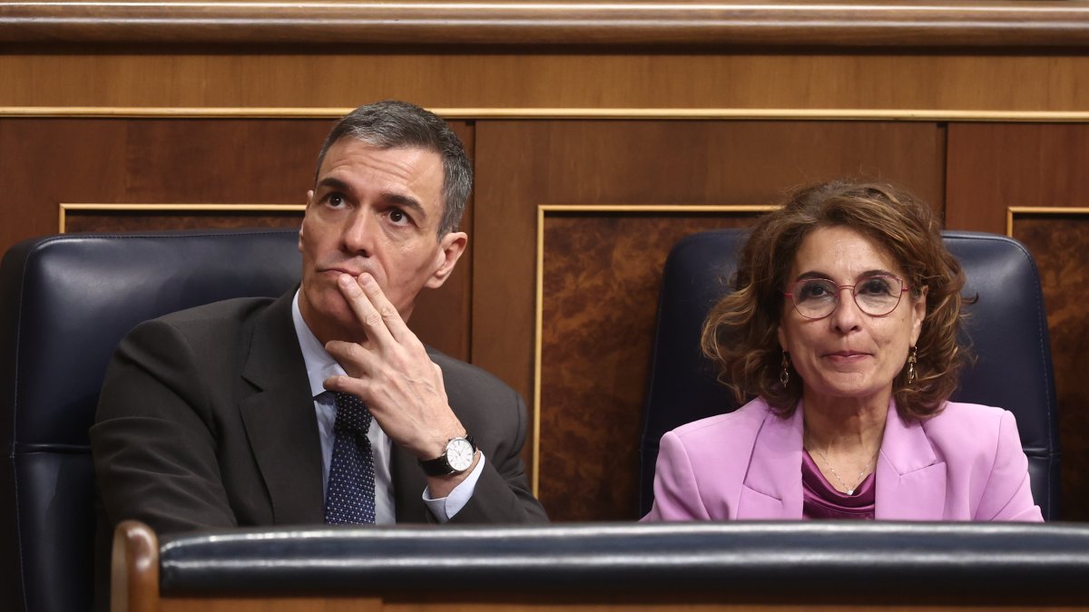 El presidente del Gobierno, Pedro Sánchez, y la vicepresidenta primera y ministra de Hacienda, María Jesús Montero, en el Congreso.