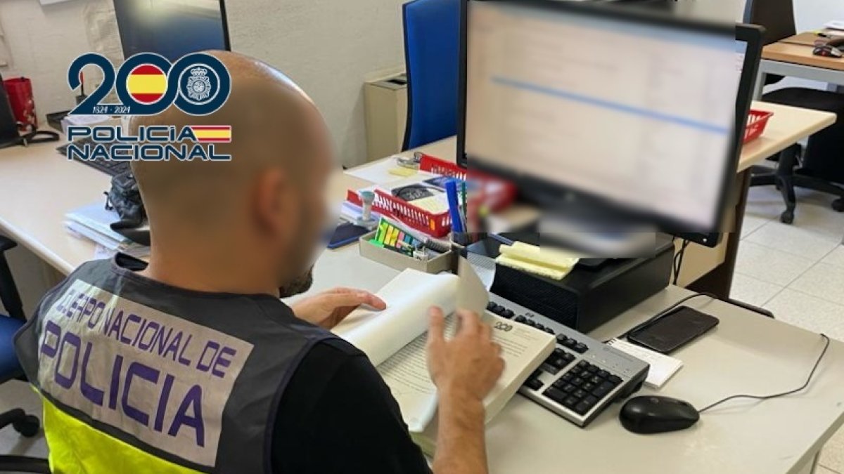 Un agente de la Policía Nacional.