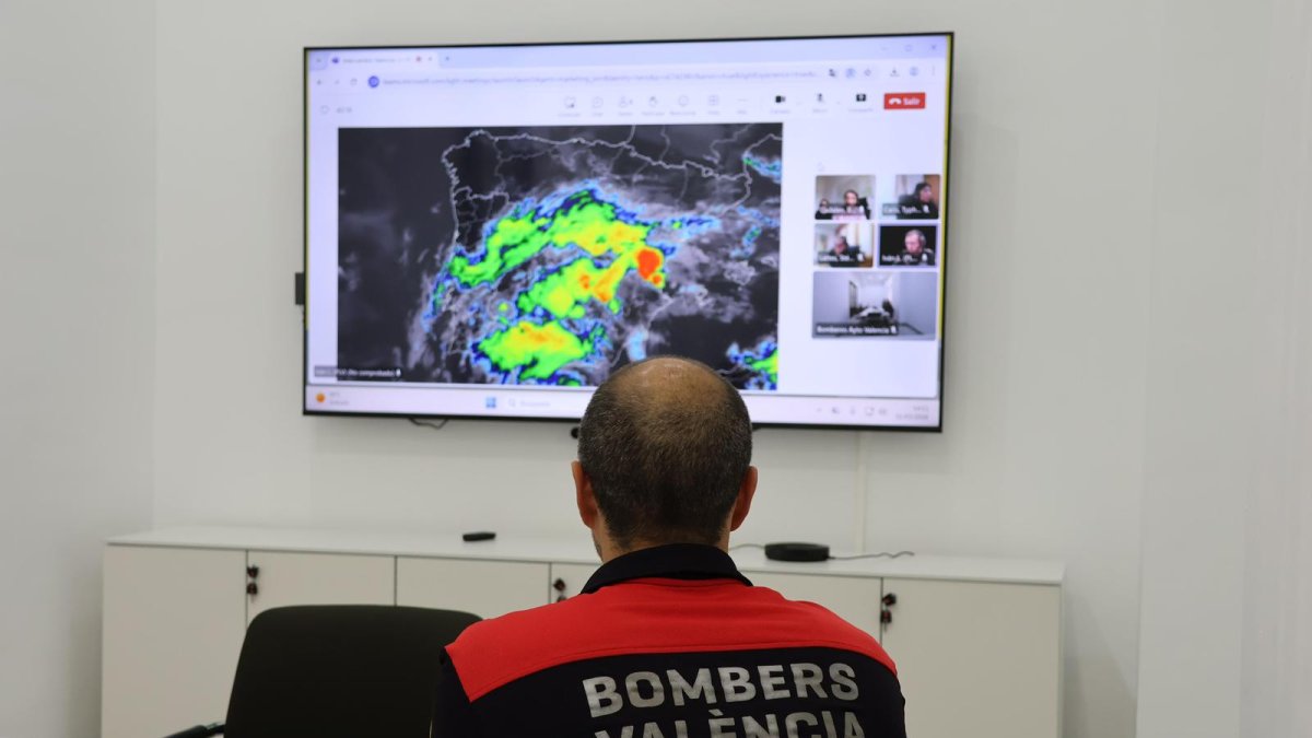 Bombero de Valencia frente a un mapa meteorológico
