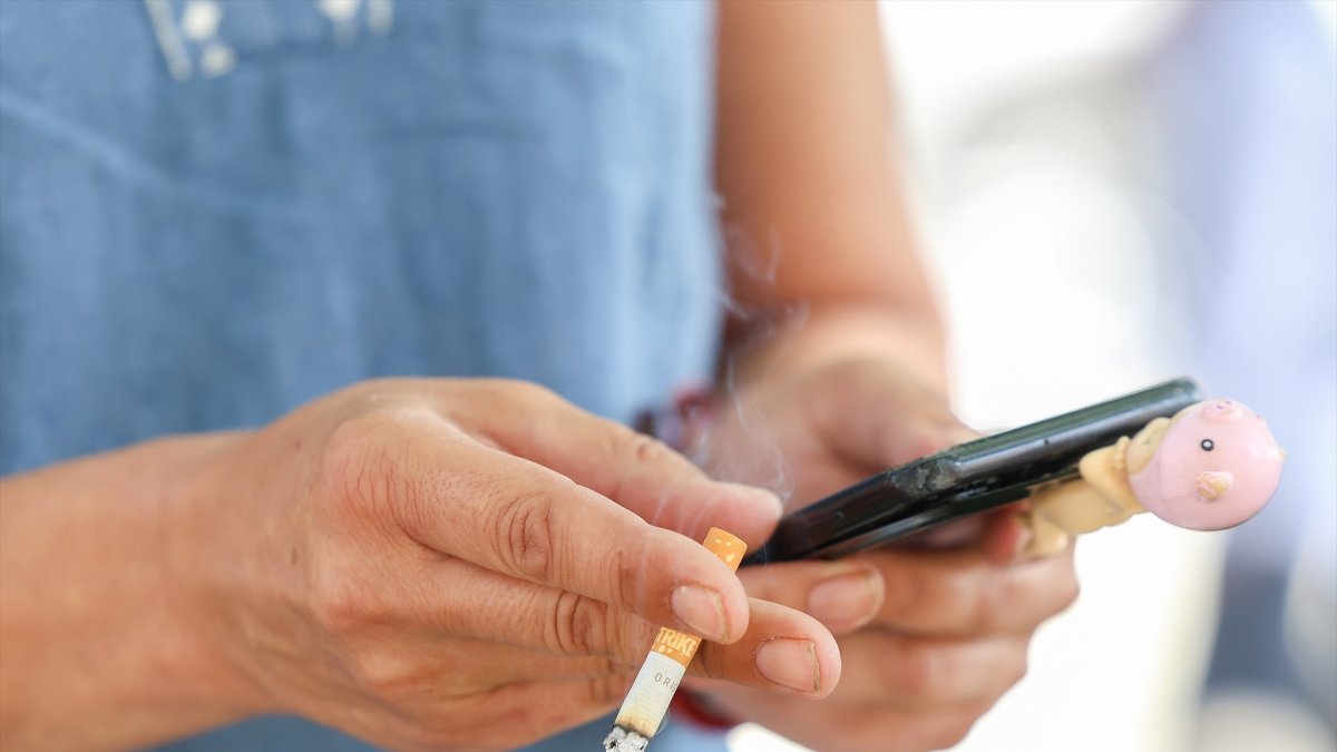 (Foto de ARCHIVO) Trabajador durante una pausa para fumar.