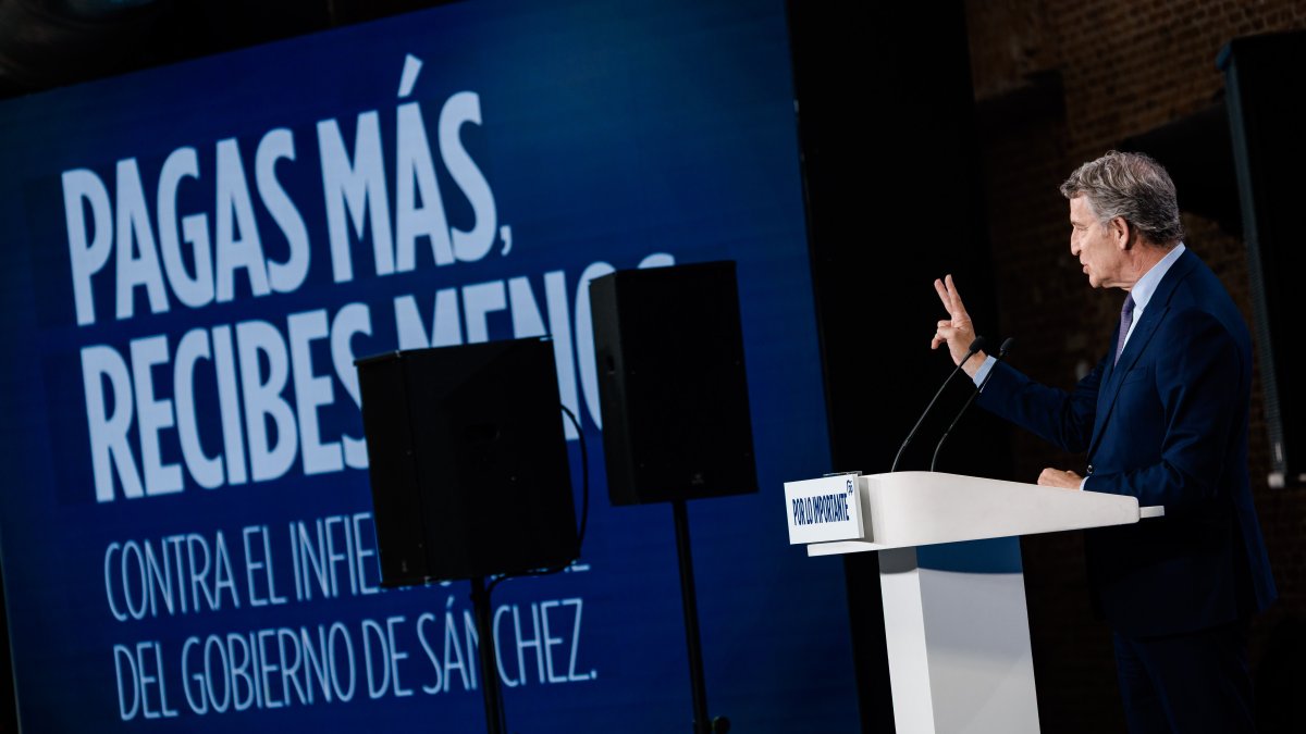 El presidente del PP, Alberto Núñez Feijóo, durante el acto ‘Pagas más, recibes menos