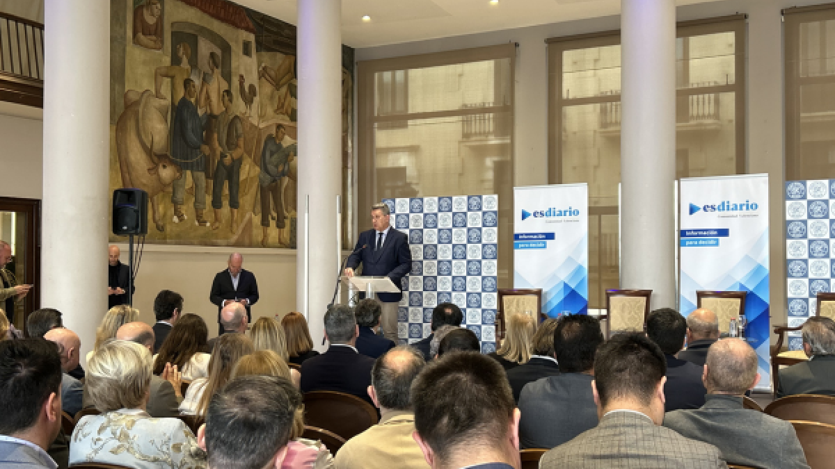 El vicepresidente tercero y conseller de Medio Ambiente, Infraestructuras, Territorio y de la Recuperación, Vicente Martínez Mus, interviene en la jornada sobre movilidad urbana organizada por ESdiario.
