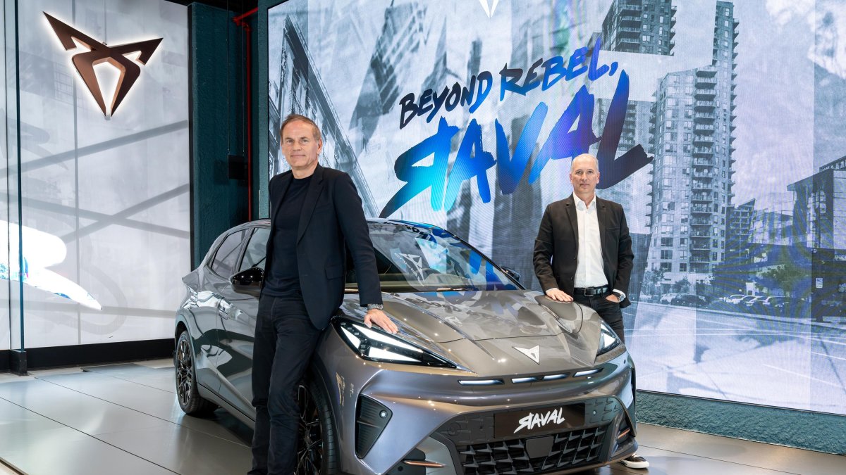 Oliver Blume y Markus Haupt con el Cupra Raval
