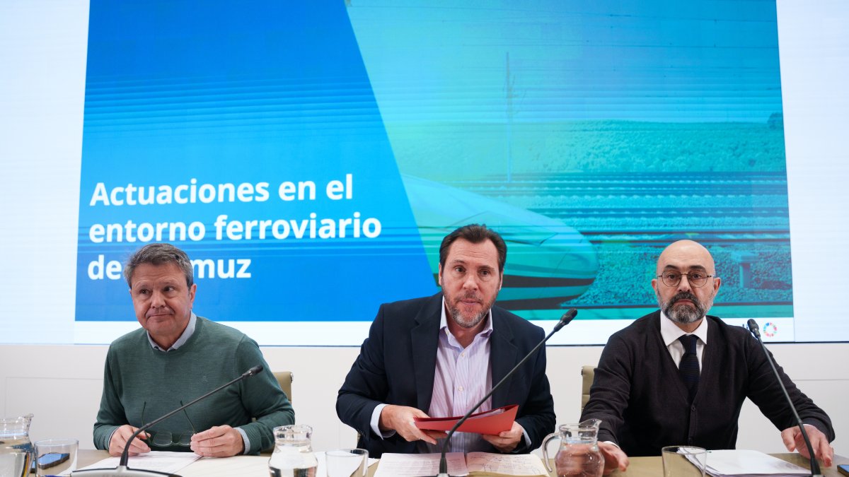 El ministro de Transportes Óscar Puente, acompañado del secretario de Estado José Antonio Santano Clavero, y el presidente de Adif, Luis Pedro Marco de la Peña dan explicaciones sobre el accidente de Adamuz, a 23 de enero de 2026, en Madrid