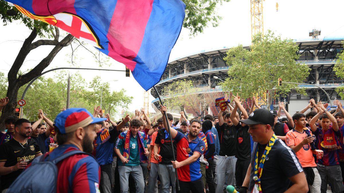 BARCELONA, SPAIN - APRIL 11: FC Barcelona fans outside the stadium prior to the LaLiga EA Sports match between FC Barcelona and RCD Espanyol de Barcelona at Spotify Camp Nou on April 11, 2026 in Barcelona, Spain. (Photo by David Ramos/Getty Images)