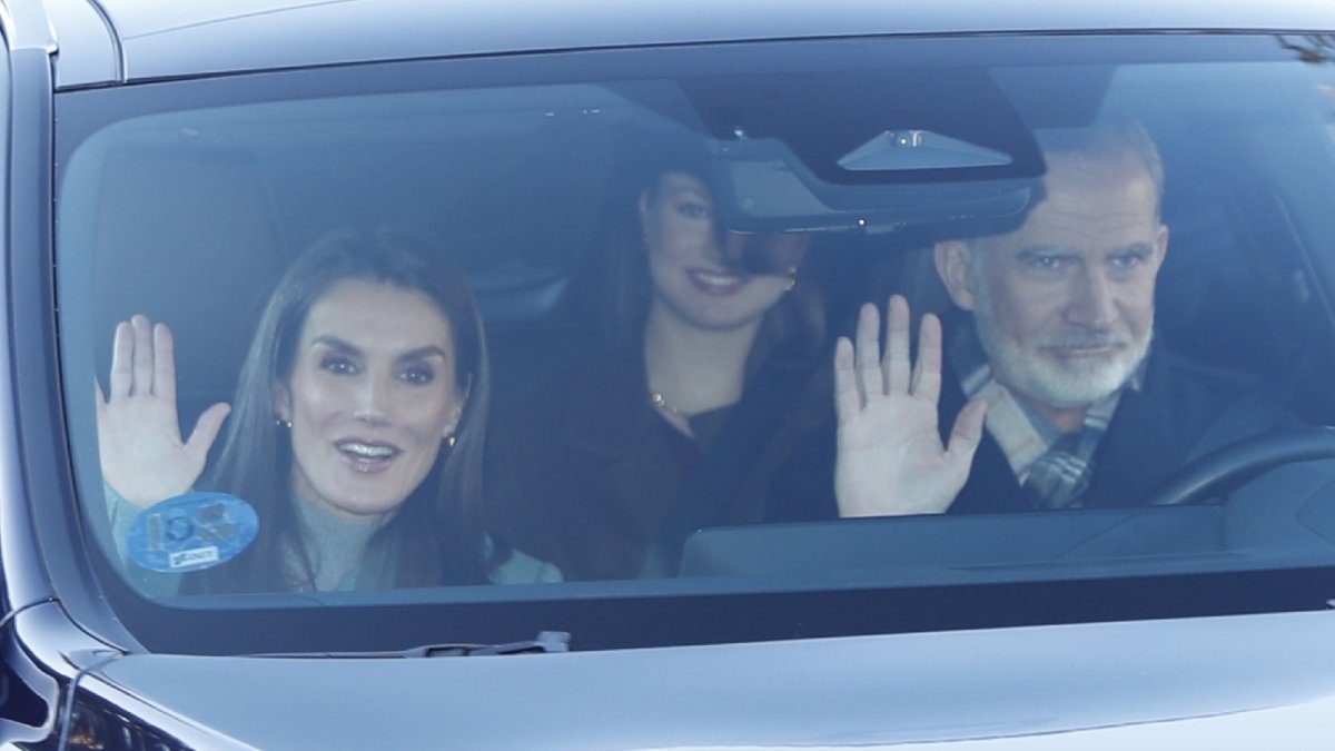 Los Reyes Felipe VI y Letizia, con Leonor, en el coche.