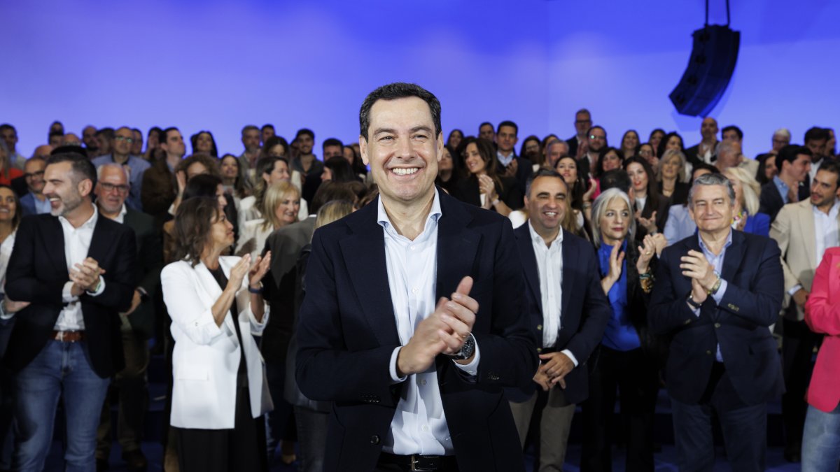 (Foto de ARCHIVO)
Imagen del presidente de la Junta de Andalucía y candidato del Partido Popular, Juan Manuel Moreno durante la presentación de los componentes de las listas del PP para las próximas elecciones autonómicas del 17 de mayo.