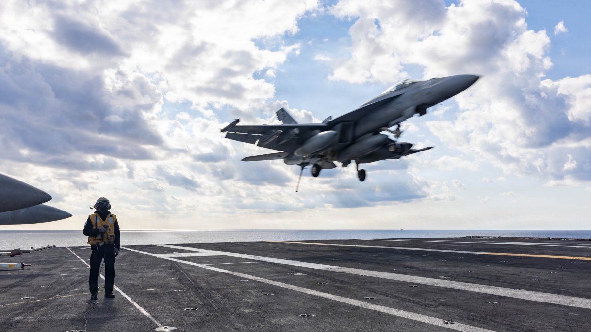 Super Hornet de la Armada de USA se aproxima para aterrizar en un portaaviones.