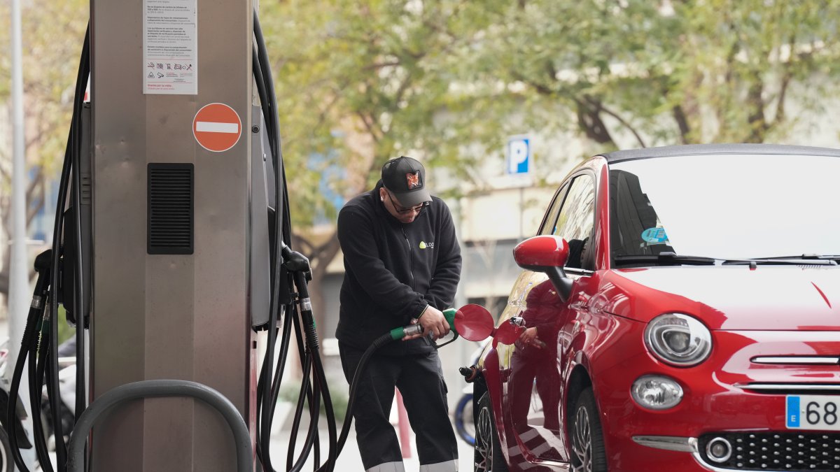 Una persona echa combustible, a 4 de marzo de 2026, en Barcelona, Catalunya (España).
David Zorrakino / Europa Press
04/3/2026