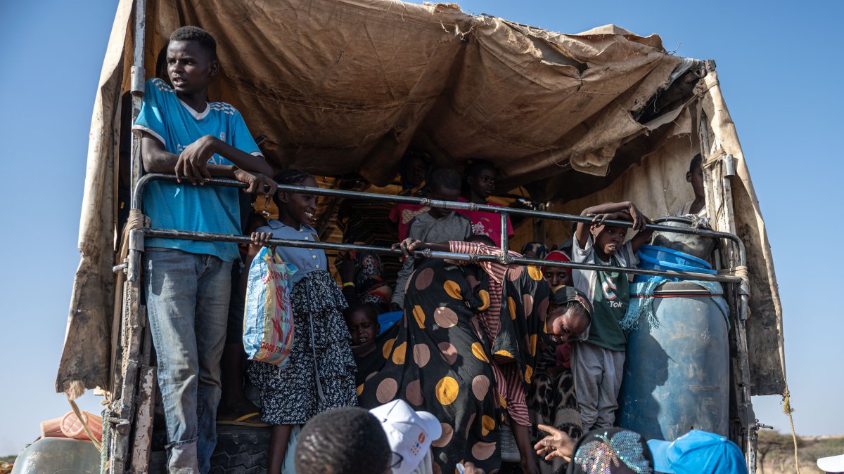 (Foto de ARCHIVO)
ADRE, July 2, 2025 -- Sudanese refugees relocated from the eastern Chadian city of Tine prepare to get off a vehicle in Iridimi, Chad, June 25, 2025.