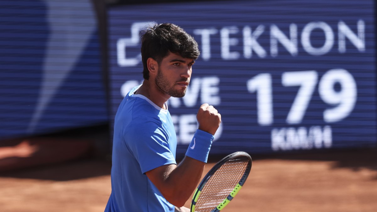 Carlos Alcaraz vence en su primer partido del Open de Barcelona 2026.