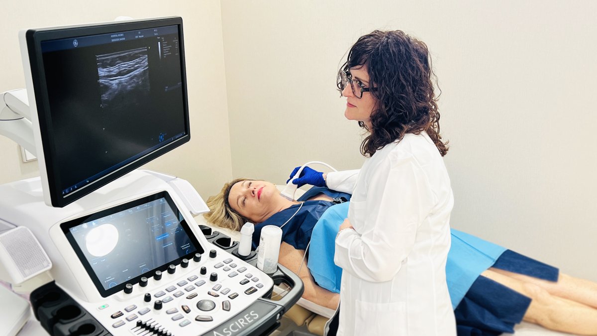 Una paciente se somete a una ecografía de riesgo vascular como parte del chequeo médico personalizado en el Hospital Ascires.