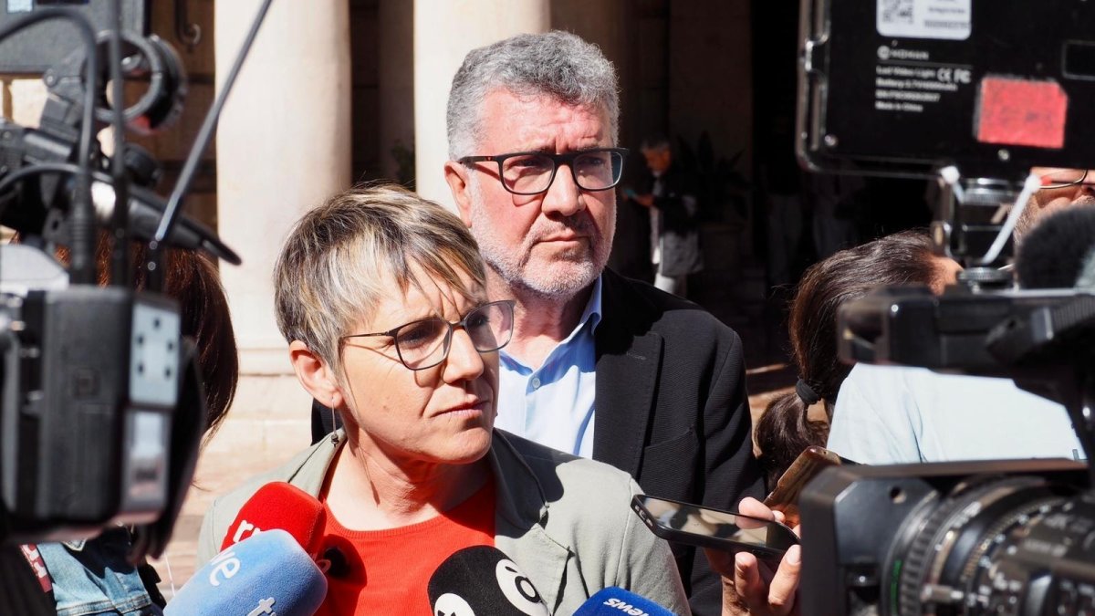 La portavoz de Compromís en el Ayuntamiento de València, Papi Robles, junto al edil de esta coalición política Ferran Puchades.