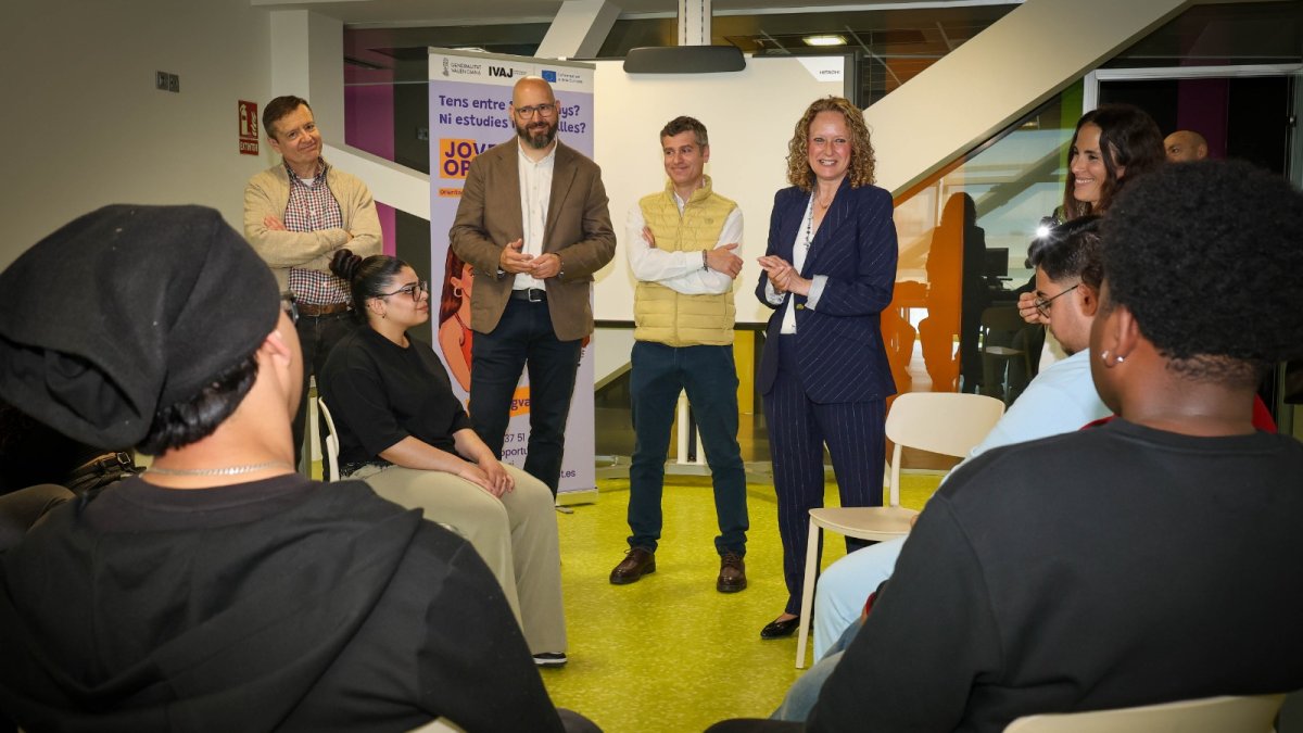 Visita del director general del IVAJ, Vicente Ripoll y la alcaldesa de Torrent, Amparo Folgado a los jóvenes participantes en el programa.