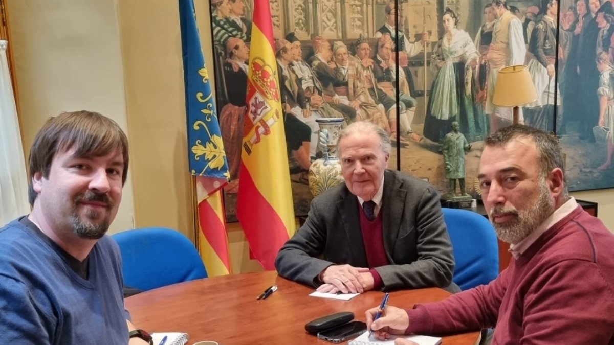 Reunión de los Concejales de Vox Juan José Rández y Carlos Martínez con el Decano de la Real Academia de la Cultura Valenciana, José Luís Manglano,