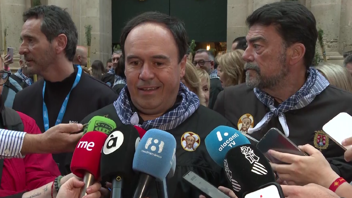 El president Juanfran Pérez Llorca en la Romería de la Santa Faz este jueves, junto al alcalde de Alicante, Luis Barcala.