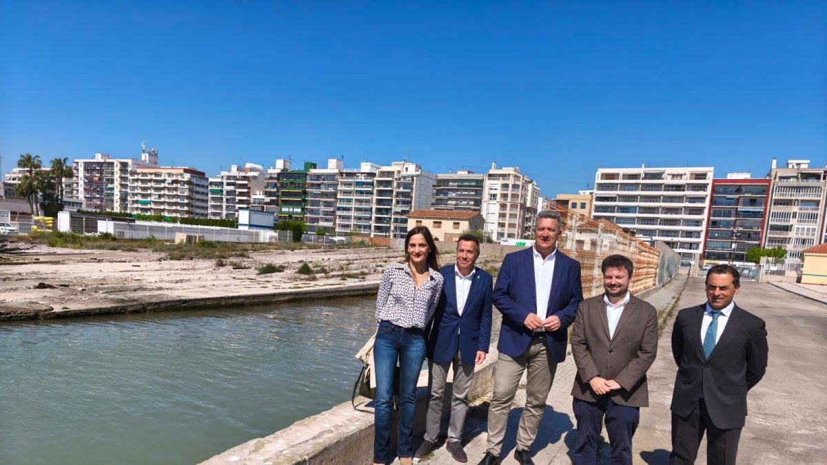 El conseller Vicente Martínez Mus visita, junto al alcalde de Burriana, Jorge Monferrer, el puerto de Burriana. 