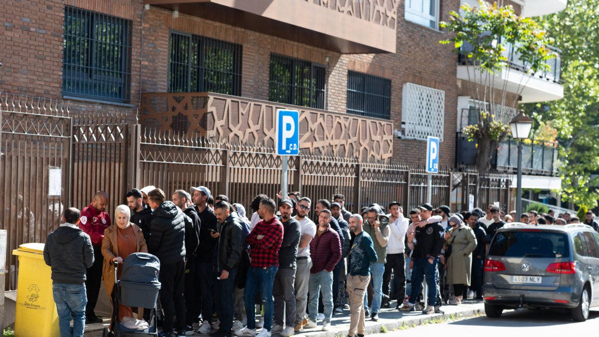 Varias personas hacen cola para entrar en la Embajada y Consulado de Marruecos, a 15 de abril de 2026, en Madrid (España).