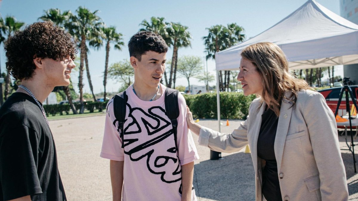 La alcaldesa de Castellón, Begoña Carrasco con dos jóvenes en la feria de Orientación Formativa ‘Swipe a tu Futuro’