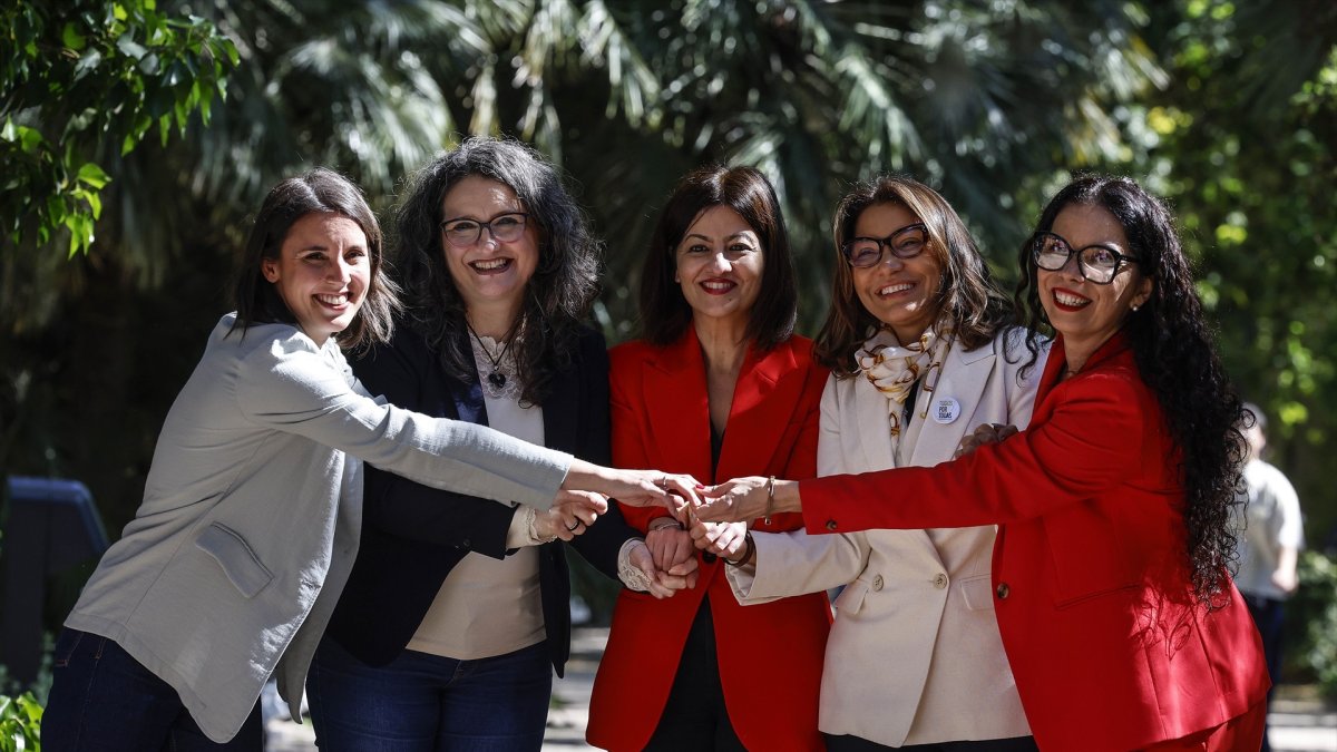 (I-D) La eurodiputada Irene Montero, la exvicepresidenta de la Generalitat Valenciana, Mónica Oltra, la ministra de Juventud e Infancia, Sira Rego, y la primera dama de Brasil, Janja Lula da Silva