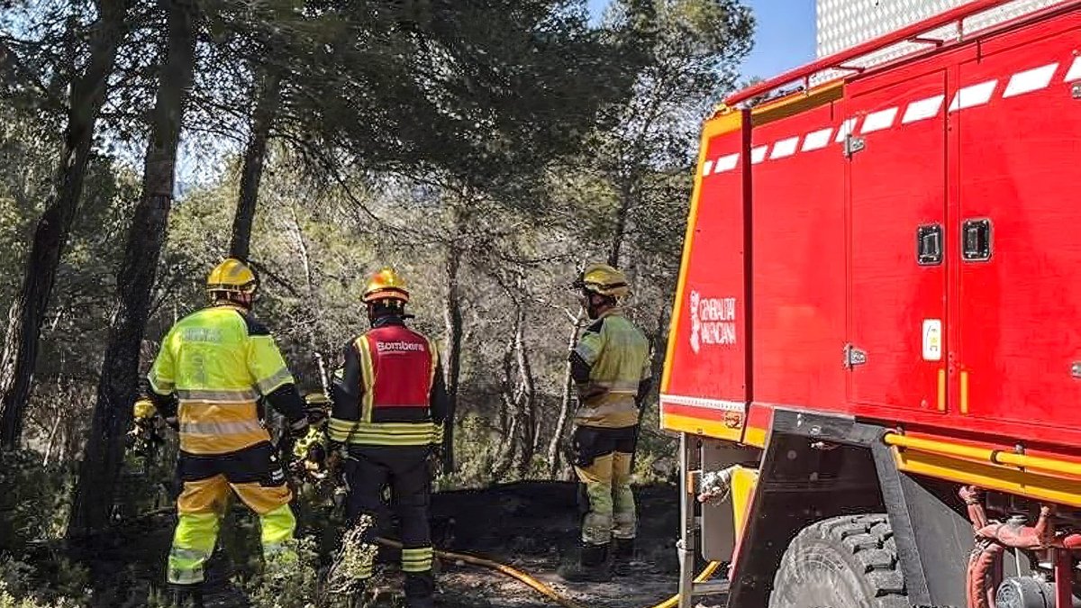 Los efectivos culminan las tareas de extinción del incendio.