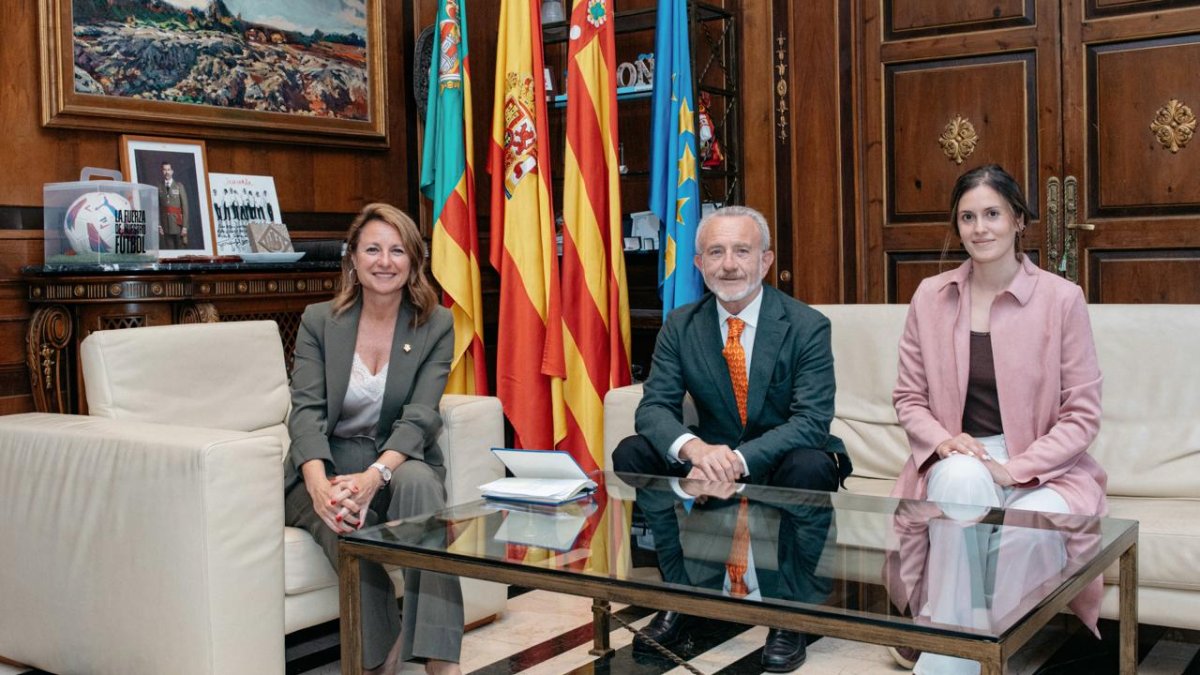 La alcaldesa, Begoña Carrasco, se reúne con el presidente de la Academia de la Gastronomía de la Comunidad Valenciana, Sergio Terol.