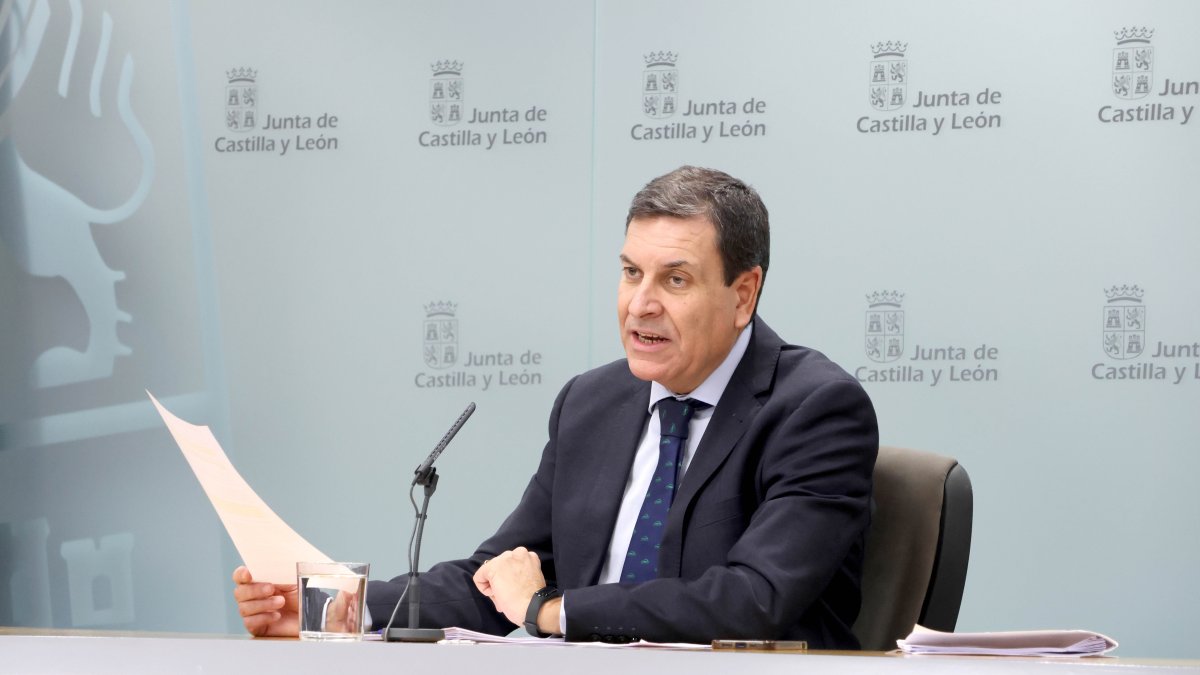 El consejero de Economía y Hacienda y portavoz de la Junta, Carlos Fernández Carriedo, en la rueda de prensa posterior al Consejo de Gobierno celebrado este jueves