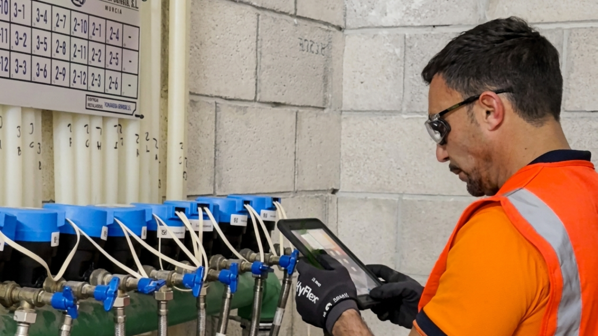 Un operario de digitalización de Veolia en Benidorm.