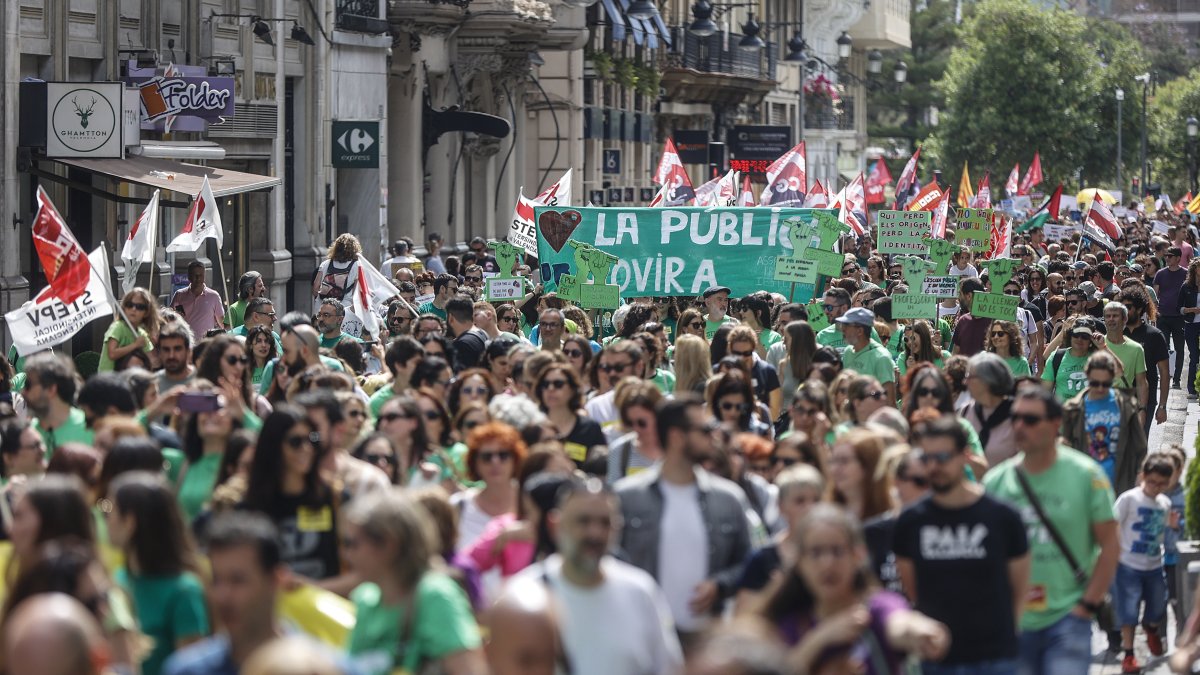 Decenas de personas protestan durante una manifestación convocada por la plataforma en Defensa de la Enseñanza Pública, a 23 de mayo de 2024.