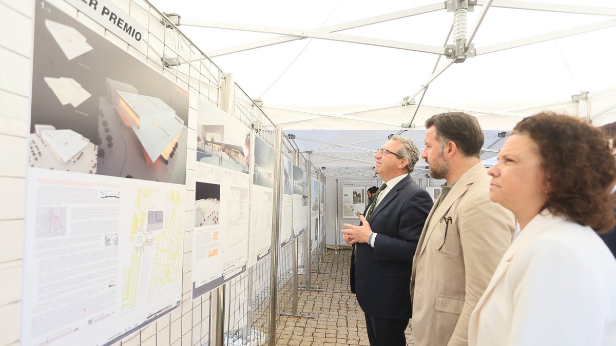 El presidente provincial, Toni Pérez, con el alcalde de Elche, Pablo Ruz, observan el proyecto ganador.