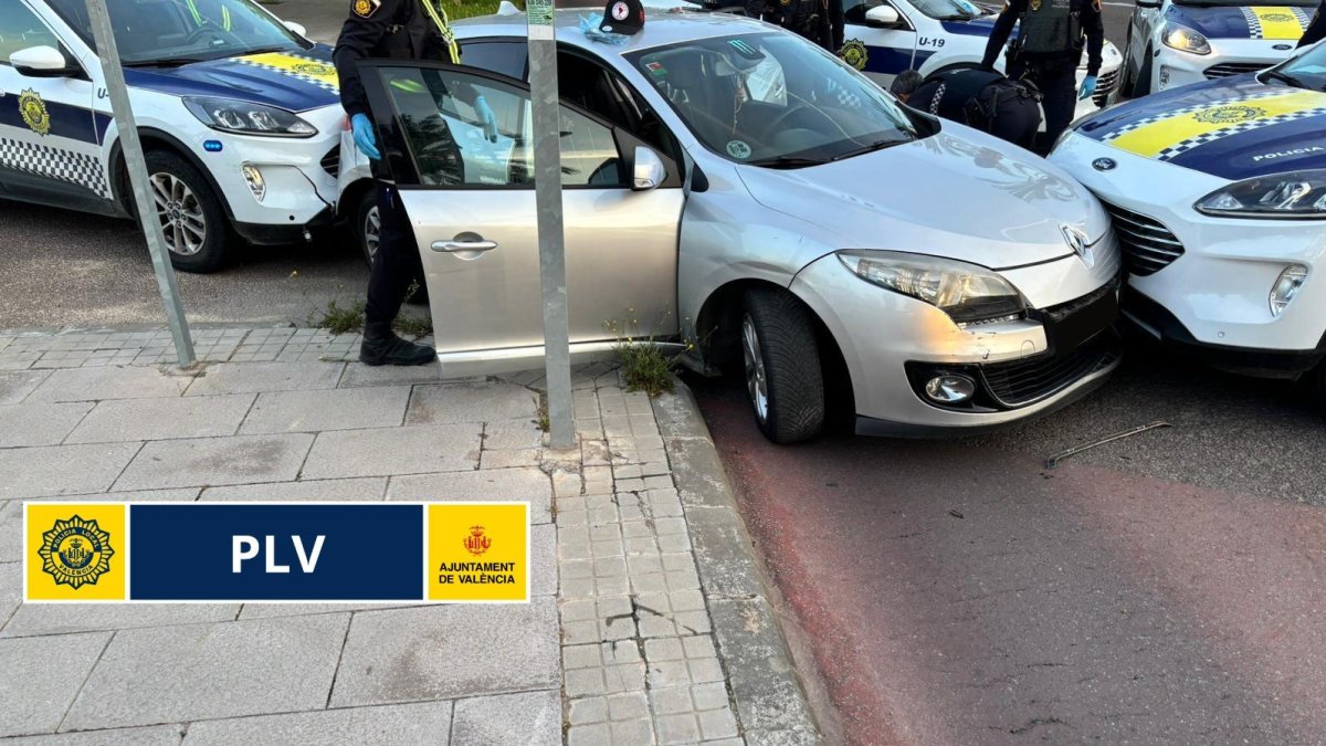 Imagen del vehículo arrinconado por varias patrullas