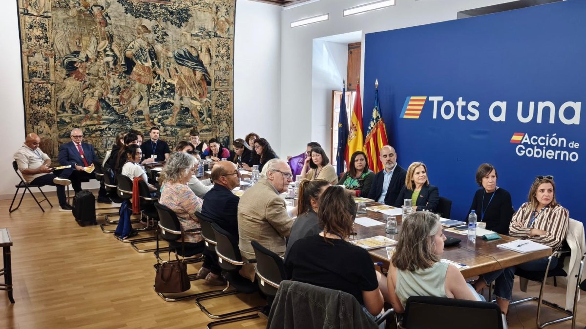 Reunión entre la Delegación del Gobierno y los colectivos que participan en la regularización masiva de inmigrantes