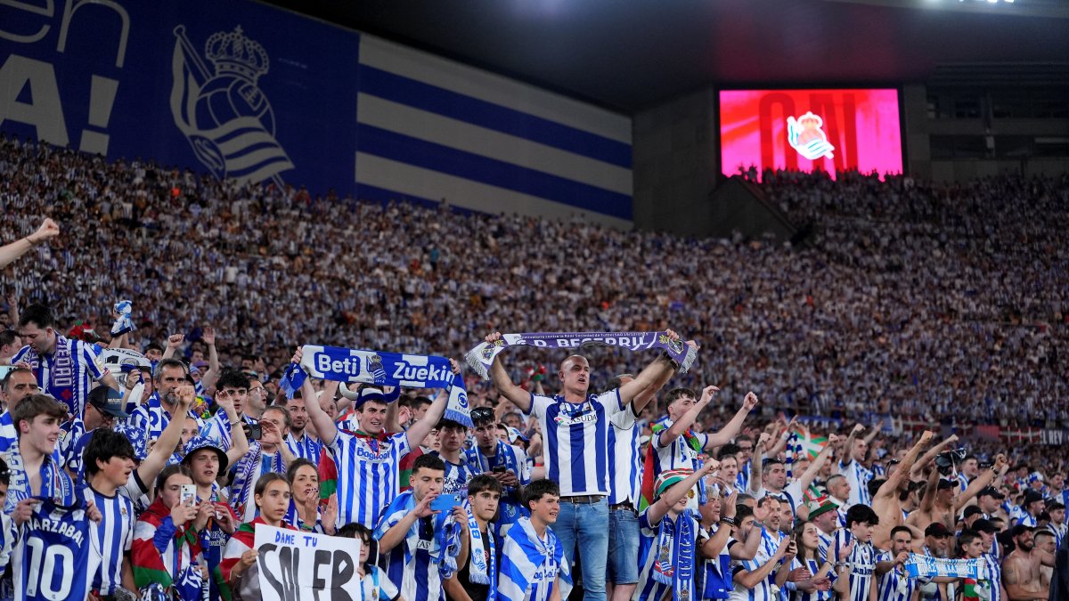 Seguidores de la Real Sociedad en el estadio de La Cartuja