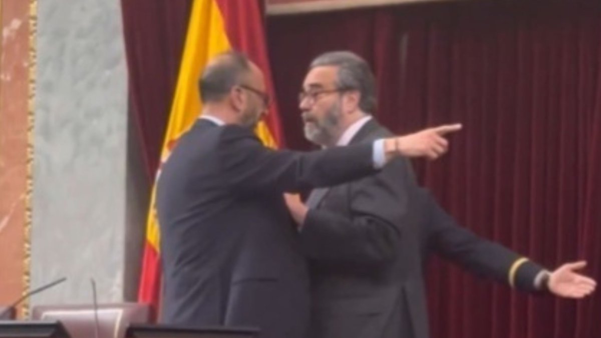 Momento en el que el diputado de Vox José María Sánchez sube al estrado para increpar a Gómez de Celis y quejarse de que le estaban insultando.