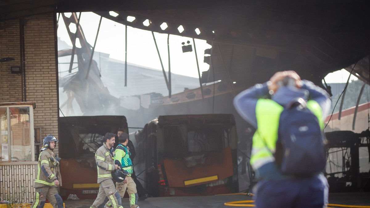 Varios técnicos en las cocheras municipales tras la extinción de un incendio, a 21 de abril de 2026, en Burgos, Castilla y León.