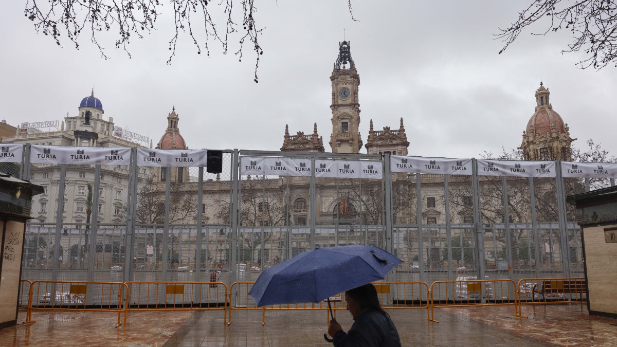 Quinta mascletá a cargo de Pirotecnia Zaragozana bajo la lluvia durante el montaje de las Fallas 2026 antes de ser suspendida