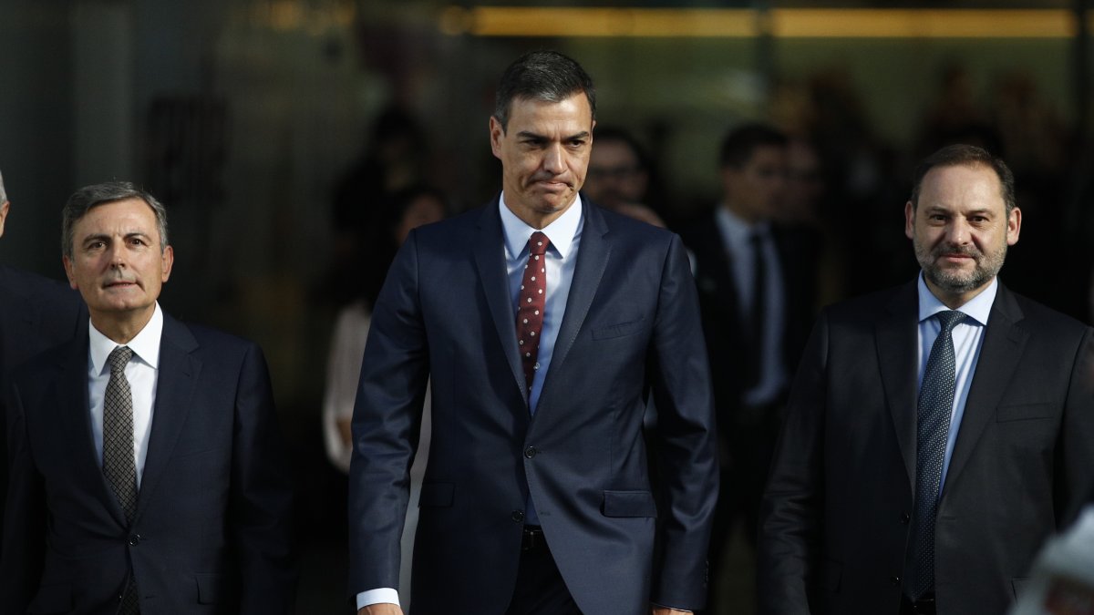Pedro Sánchez (2019) junto al exministro José Luis Ábalos y el exsecretario de Transportes, Pedro Saura, que este miércoles ha declarado en el Tribunal Supremo en el 'caso mascarillas'.
