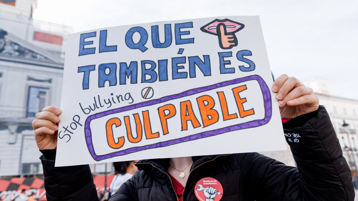 Varios estudiantes con pancartas contra el bullying, en imagen de archivo.