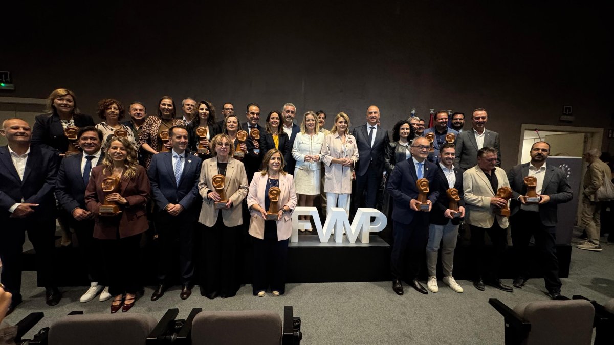 Los premiados con la vicepresidenta Susana Camarero y la presidente la Federación Valenciana de Municipios y Provincias, Paqui Bartual.