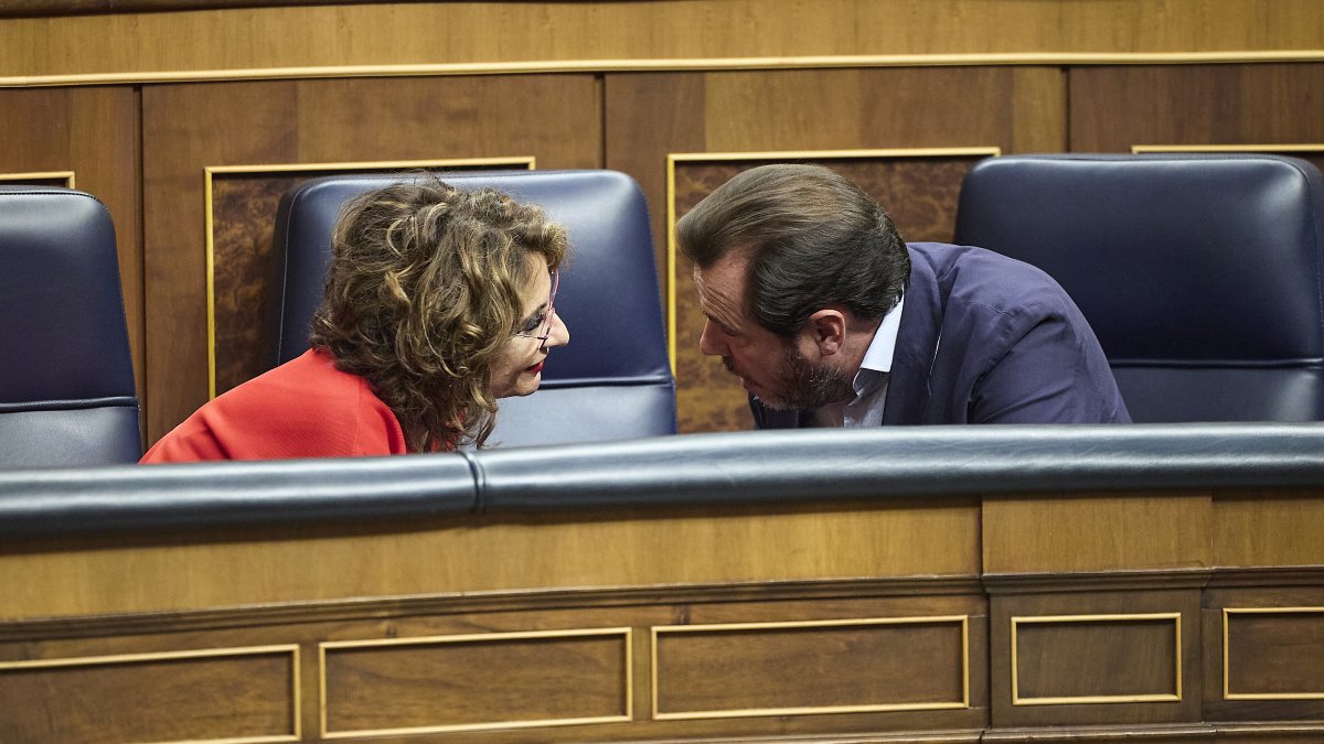 La candidata del PSOE en Andalucía, María Jesús Montero, y el ministro de Transportes, Óscar Puente, en el Congreso.