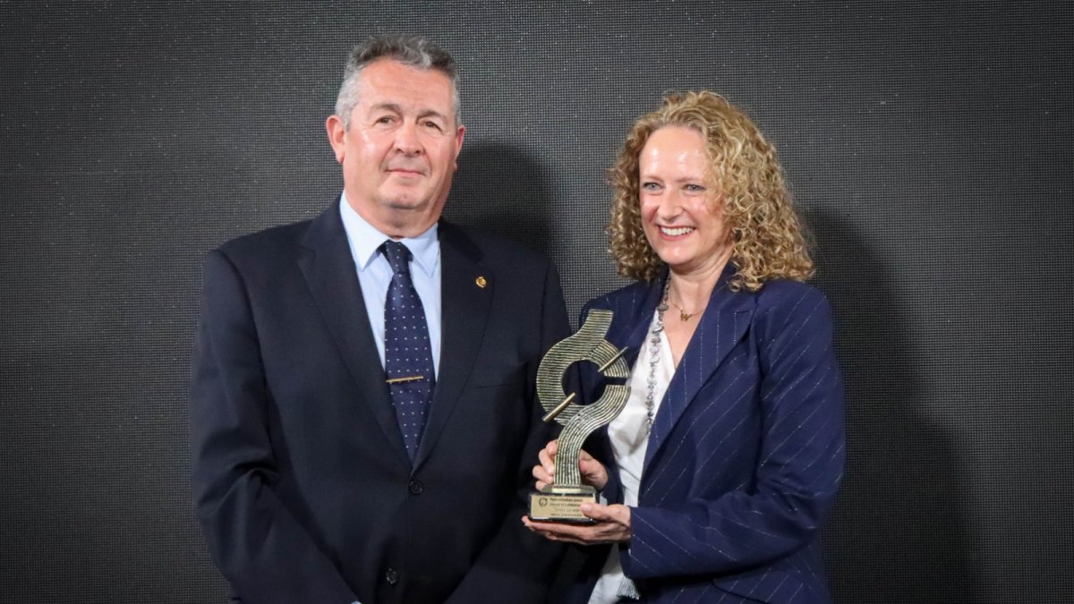 La alcaldesa de Torrent, Amparo Folgado, recibe el premio Sapiens.