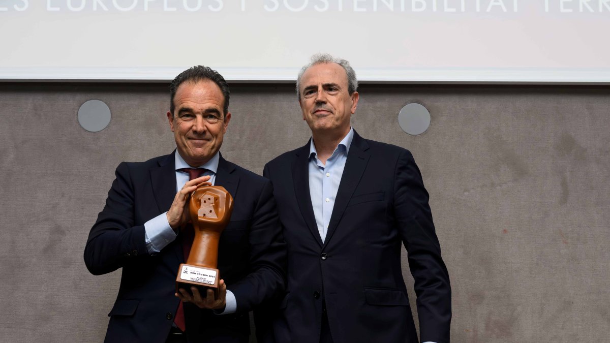 El concejal de Innovación de Alicante, Antonio Peral, recoge el galardón.