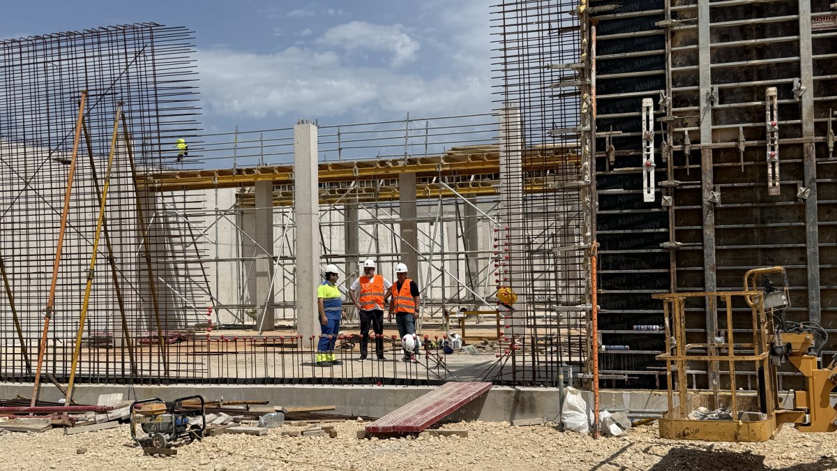 Visita del alcalde de La Nucía, Bernabé Cano, a las obras del nuevo depósito.