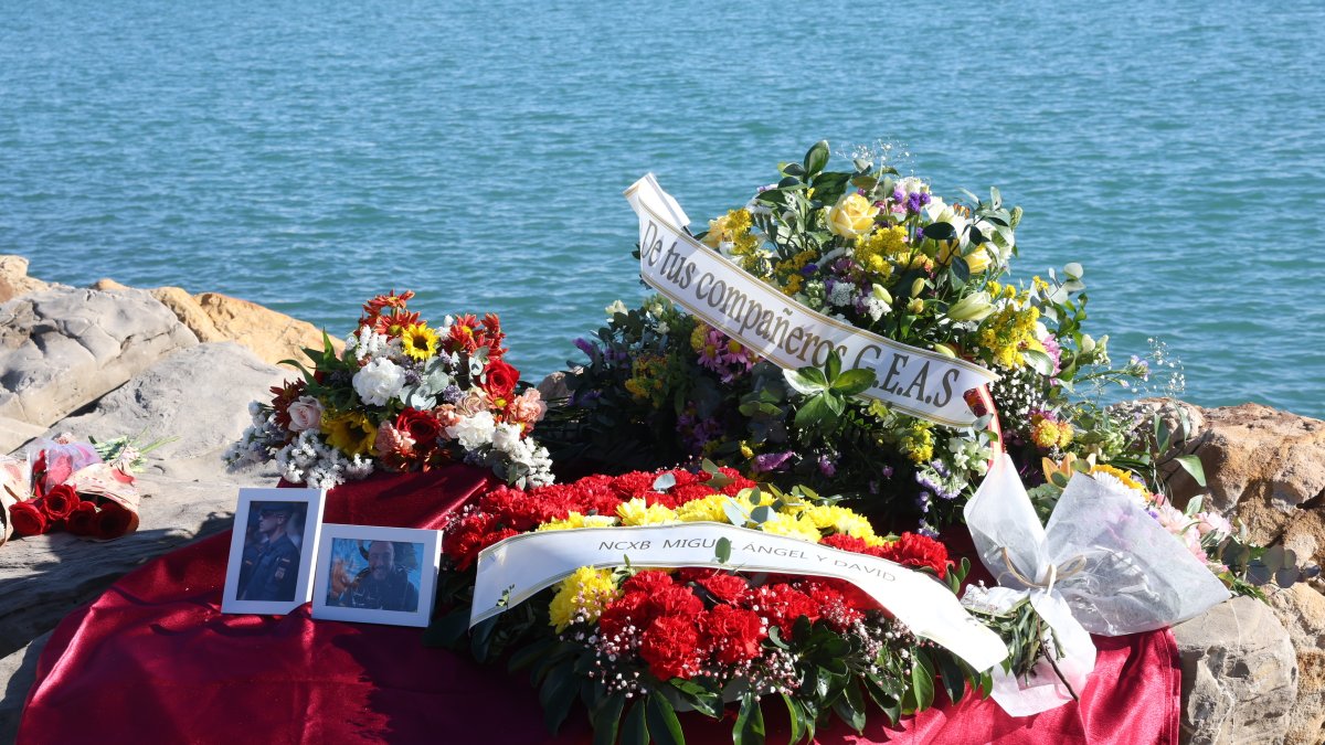 Una ofrenda floral en homenaje a los guardias civiles fallecidos, en el puerto de Barbate.