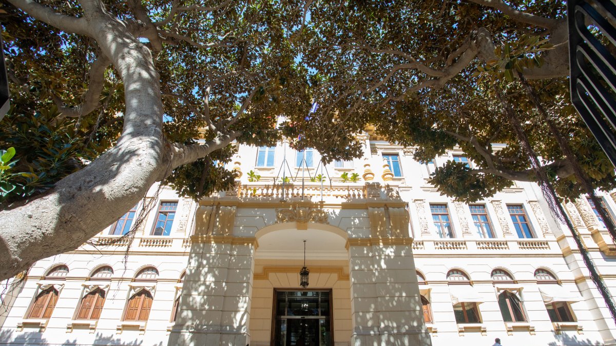 Fachada de la Diputación de Alicante.