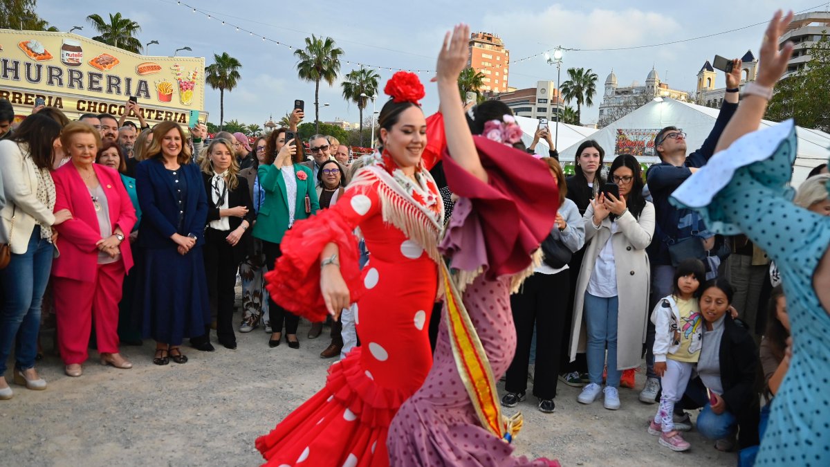 Baile de sevillanas en la inauguración de la Feria Andaluza en el cauce del Turia.