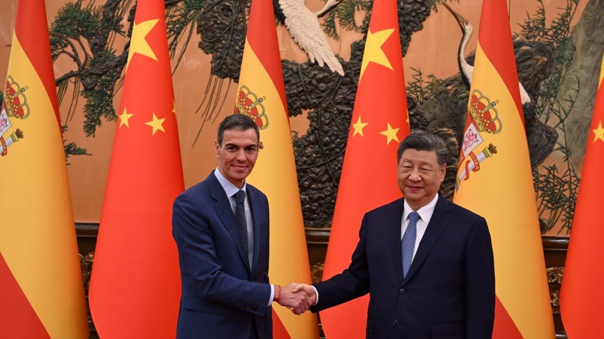 El presidente del Gobierno, Pedro Sánchez, y su homólogo chino, Xi Jinping, en el Gran Palacio del Pueblo de Pekín.