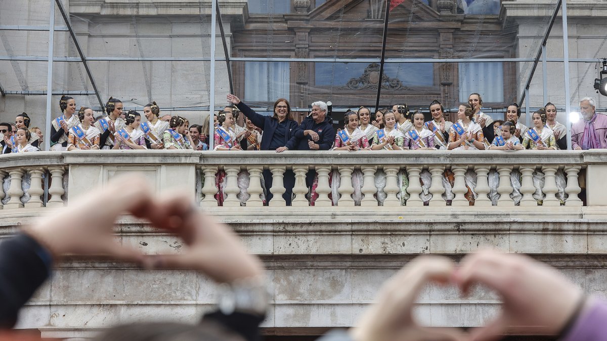 Imagen archivo de la pirotecnica Reyes Martí saludando desde el balcón del Ayuntamiento de Valencia