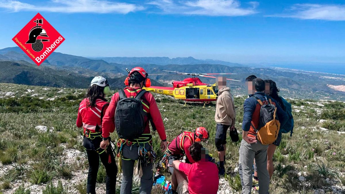 Los efectivos junto al senderista herido.