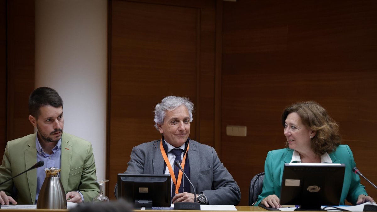 El comisionado de la Generalitat para la Recuperación, Raúl Mérida, comparece en la Comisión de Medio Ambiente, Agua y Ordenación del Territorio de Les Corts

REMITIDA / HANDOUT por JOSÉ CUÉLLAR/CORTS VALENCIANES
Fotografía remitida a medios de comunicación exclusivamente para ilustrar la noticia a la que hace referencia la imagen, y citando la procedencia de la imagen en la firma
27/4/2026